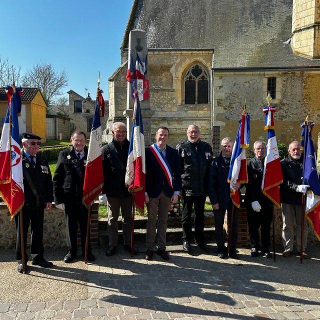 #19mars1962 🇫🇷 La ville de @valauperche61260 a commémoré le 19 mars.C’est en présence d’élus, des anciens combattants et des porte-drapeaux que la ville de Val-au-Perche a commémoré ce jeudi 19 mars le 64ème anniversaire du cessez-le-feu à la mémoire des victimes civiles et militaires de la guerre d’Algérie et des combats en Tunisie et au Maroc devant le Monument aux Morts de Mâle.En fin de matinée, la cérémonie s’est déroulée sous un soleil radieux où Sébastien Thirouard, Maire de Val-au-Perche, a lu le message officiel d’Alice Rufo, Ministre déléguée de la Ministre des Armées et des Anciens combattants : « …Après huit ans de guerre qui ne disait pas son nom. Plus de 25 000 morts pour la France. Près de 70 000 blessés… En leur rendant hommage, la Nation reconnaît ce qui, à travers les générations, nous relie : une histoire, des sacrifices, une fidélité… À nous désormais de transmettre cette mémoire avec lucidité, honneur et dignité… ».Le Président de la FNACA, Georges Jarre, a pris la parole pour lire le message national de la Fédération nationale des anciens combattants en Algérie, Maroc et Tunisie, rappelant que « chaque citoyen a pour devoir de respecter leur sacrifice, veiller à ce qu’il ne reste pas vain et serve à la cause de la paix… Vous, les jeunes, soyez nos ambassadeurs pour bâtir la France de demain dans un monde de progrès, ouvert au dialogue, à la tolérance, à la Paix… Aujourd’hui, à l’heure où de sombres nuages s’amoncellent le long de nos frontières, soyons vigilants, la flamme du souvenir ne doit pas s’éteindre. »Après le dépôt de gerbe, l’hommage aux Morts et la Marseillaise, les convives se réunissaient à la salle du Clos aux Moines de La Rouge pour un vin d’honneur suivi d’un repas.