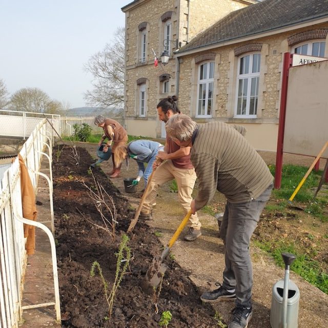 #haiefruitiere 🫐Plantation d’une haie fruitière à grappiller devant la mairie de @valauperche61260Sur proposition de Sarah Sekaly, animatrice du jardin partagé du Theil à Val-au-Perche, une haie fruitière a été plantée par les habitants de la commune aux abords de la mairie, dans un espace en cours de réaménagement. « Elle s’inscrit dans un projet plus global pour une ville plus verte, plus nourricière et plus solidaire », explique Sébastien Thirouard, Maire de Val-au-Perche.Cette haie a été composée avec Adrien des « @lesracinesduperche », amateur de jardin forêt et pépiniériste spécialisé dans les variétés adaptées au Perche. "Cette plantation marque le début du déploiement des plantes comestibles dans la ville. C'est une invitation à grappiller de petits fruits mais aussi des fleurs et des feuilles pour retrouver des saveurs familières ou faire de nouvelles expériences gustatives parfois plus surprenantes" a commenté Sarah Sékaly, pour cette première étape du projet.À suivre seront plantés dans cette espace des fleurs comestibles, des aromatiques, des fraisiers, des framboisiers et un tunnel de courges, d’haricots et de concombres à disposition des habitants. C’est en collaboration avec les vanniers du Club de l’amitié et du temps libre de Mâle qu’une treille a été installée dans un parterre potager devant la médiathèque. Celle-ci s’accompagne de mots tressés et accueilleront prochainement des haricots pour le plus grand plaisir des yeux et des papilles.Le jardin partagé, situé rue du lavoir derrière la mairie, vous donne rendez-vous pour de nombreuses animations toute l'année : https://valauperche.fr/jardin-partage/#France #Orne #perchenormand #Perche #PnrPerche #Normandie #Valauperche #lepercheornais #theperchetobe