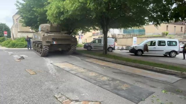 #char🪖Du 5 au 11 mai 2026 : un char de la Libération exposé à @valauperche61260À l’occasion du 81e anniversaire de l’armistice de 1945, la Ville de Val-au-Perche organise une matinée de commémorations le vendredi 8 mai 2026, marquée par un temps fort : la présentation exceptionnelle du char Montereau, exposé devant la mairie du 5 au 11 mai 2026.À l’issue de la cérémonie, prévue à 10h30 au Monument aux Morts du Theil-sur-Huisne, Géry Bailliard, Président délégué de l’Orne de l’ANCGVM (Association Nationale des Croix de Guerre et de la Valeur Militaire) présentera le char Montereau, ainsi qu’une exposition en hommage aux Champions sportifs décorés de la Croix de Guerre qui sera également visible de 5 au 11 mai à la salle des Mariages de la Mairie de Val-au-Perche en entrée libre.« Il y a quelques mois, au gré des échanges avec Géry Bailliard autour de l’exposition sur les sportifs décorés de la Croix de Guerre, il a été évoqué la possibilité de faire venir le char Montereau », explique Sébastien Thirouard, Maire de Val-au-Perche.Ce char, livré par les Etats-Unis en 1943, alors qu’il est en route pour participer à la libération de Paris, est pris sous le feu ennemi le 12 août 1944 à Alençon. Ce sera l’occasion pour les élèves des écoles primaires et du collège de venir admirer ce morceau du Patrimoine Normand, le Char Montereau et visiter l’exposition.Association "Les amis du char Montereau" #europe #France #Normandie #Orne #perchenormand #Perche #PnrPerche #Valauperche #lepercheornais #theperchetobe #montereau #commemoration #hommage #8mai #mémoire