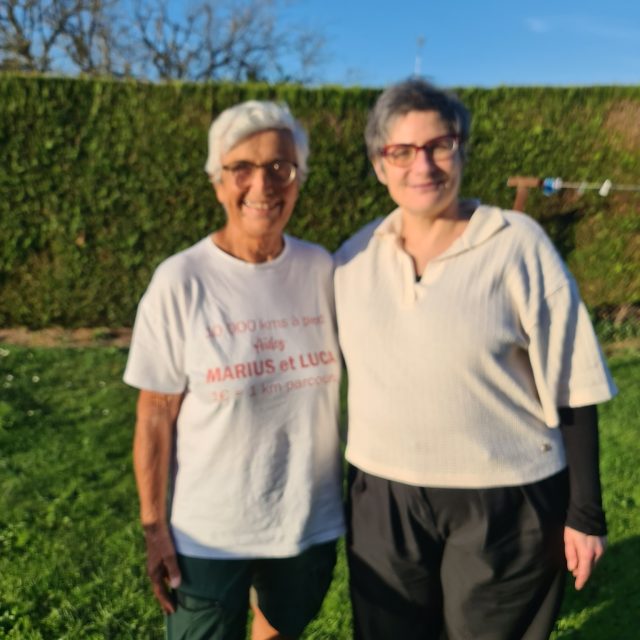 #handicap 🌿 Une rencontre inattendue à @valauperche61260Jeudi 21 mai 2026, Sandrine Perdu, Conseillère municipale, référente Handicap, a eu la chance et le plaisir de rencontrer Marie-Jo Dethier, originaire de Saint-Nazaire.Qui est cette femme hors du commun ? Une aventurière contemporaine qui parcourt la France à pied sur un itinéraire de 10 000 km, avec un objectif solidaire : récolter des fonds pour deux enfants en situation de handicap moteur (1 euro par kilomètre parcouru).À 80 ans… voilà de quoi inspirer et faire rêver !Marie-Jo dort chez l’habitant lorsqu’on lui propose un accueil. Avec courage et sans peur, elle n’hésite pas non plus à dormir à la belle étoile si nécessaire.Elle avance au fil des rencontres, portée par sa générosité, sa détermination, son engagement, et son humilité.Elle transforme ainsi un véritable défi sportif en une action profondément humaine et solidaire." Merci Marie-Jo pour ce précieux moment partagé. Et merci également à Murielle et Éric pour leur accueil chaleureux", précise Sandrine Perdu.👉 Vous pouvez suivre son aventure sur Facebook : Les 10 000 km à pied de Marie-Jo
👉 Lien de notre rencontre : https://www.facebook.com/share/p/18aWgUf7zZ/#France #Normandie #PnrPerche #Perche #Valauperche #lepercheornais #theperchetobe #Orne #perchenormand #handicap #solidarite