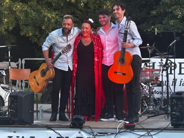 #fetedelamusique 🎶Une fête de la musique sous le signe de la méditerranée à @valauperche61260La ville de Val-au-Perche organisait la Fête de la musique à Mâle le vendredi 12 juin et dans le parc de la Pelzinière au Theil-sur-Huisne, le samedi 13 juin 2026. La Méditerranée s’est invitée au programme de cette édition 2026, sous un beau soleil estival.🎶 @duo_jasmin a ouvert la soirée avec des musiques espagnoles et latino-américaines. Les guitaristes Pascal Gaubert et Patrick Riviere étaient accompagnées par l’énergie des percussions de  @kevin_petit_percussions et la danse flamenco de Maria Donzella  atikaflamenco. River’s Groove Band @rivers_jazz_band_007, un collectif de musiques actuelles mêlant pop rock, soul et jazz, a fait bouger les Perchevalois jusque tard dans la nuit.🎶Samedi, dans le parc de la Pelzinière, l’école de musique @unimusic a proposé une succession de formations : duos de guitares, atelier jam et fanfare, réunissant les élèves et les professeurs. Les choristes du Val d’Huisne, dirigés par Marie-Laure Thébault, ont ensuite pris place avant les chants du Portugal proposés par @Alain Sou Trio. À la nuit tombée, Groove Nectar Band @groovenectarband a apporté toute l’énergie du funk et de la soul pour enflammer le dancefloor et terminer la soirée en beauté.« Deux belles soirées pour fêter la musique en attendant les prochains événements estivaux : le concert de l’Ensemble de l’Opéra Normandie Rouen le samedi 4 juillet à l’église de Mâle, puis la fête du jeu et le cinéma en plein air le jeudi 16 juillet dans le parc de la Pelzinière », précise Michel Llorens, adjoint délégué à la Culture.Prochainement à Val-au-Perche :
- Concert « Cordes d’Europe » le samedi 4 juillet 2026 à 18h à l’Église Saint-Martin de Mâle. Gratuit.
- Jeudi 16 juillet dans le parc de la Pelzinière au Theil, de 15h à 21h : fête du jeu en partenariat avec la Médiathèque des Collines du Perche Normand. 20h : spectacle de magie avec Enzo Agostini @enzoo_agst . 21h30 : cinéma en plein air avec la projection du film « Le Comte de Monte-Cristo » (2024). Buvette et restauration sur place. Gratuit.