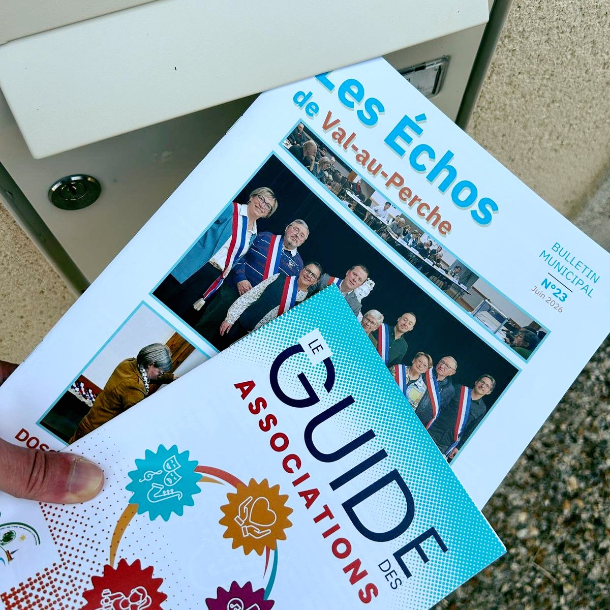 #bulletinmunicipal 📰Distribution en cours du bulletin municipal "Les Échos de Val-au-Perche"📬 La distribution du bulletin municipal vient de commencer à Val-au-Perche !Dans vos boîtes aux lettres, vous trouverez :
✔️ le bulletin municipal nº23
✔️ le guide des associations 2026/2027💻Les publications sont également disponibles en ligne sur le site Internet de Val-au-Perche : https://valauperche.fr/votre-mairie/publications/📲Aussi, afin de rester informé des alertes, informations, manifestations de votre ville, vous pouvez télécharger gratuitement la nouvelle application officielle de "Val-au-Perche" sur les plateformes IOS et Android : https://play.google.com/store/apps/details?id=com.lumiplan.valauperche&hl=fr&pli=1).Un grand merci aux élus et aux membres du Comité de rédaction pour leur précieuse implication. 🙏👉 Si votre boîte aux lettres était oubliée, pas d’inquiétude : faites-le nous savoir (02 37 49 59 80 ou accueil@valauperche.fr).📍 Des exemplaires sont également disponibles en mairie de @valauperche61260.📖 Bonne lecture à toutes et à tous ! 😊