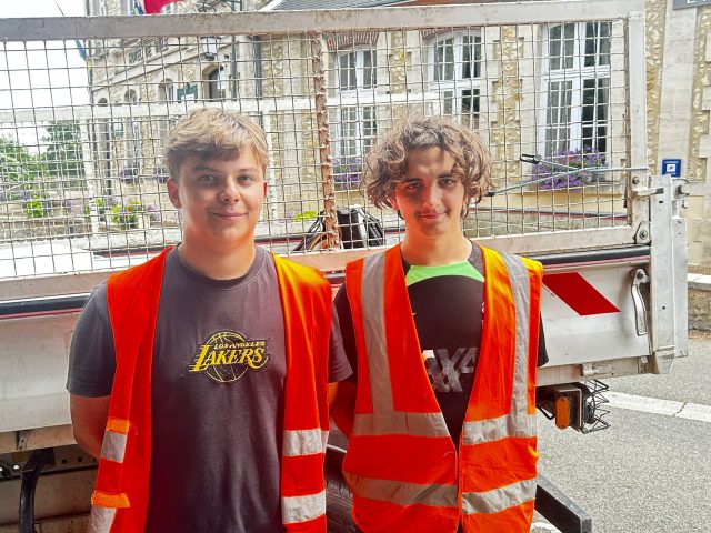 #jobété ☀️La ville de @valauperche61260 accueille 6 jeunes en job d’étéDepuis 2021, la ville de Val-au-Perche propose aux jeunes Perchevalois à partir de 16 ans, de travailler pendant trois semaines aux services techniques de la Ville. Une proposition qui remporte toujours un franc succès puisque 10 jeunes ont déposé une candidature cette année.« Nous recevons plus de demandes, aussi, nous privilégions les jeunes de la commune et âgés de 16-17 ans. Ils sont souvent peu mobiles et disposent de moins de propositions d’offres d’emploi. Je remercie les agents des services techniques qui les accueillent », précise Sébastien Thirouard, Maire de Val-au-Perche. L’objectif de la commune est de donner un coup de pouce aux jeunes et d’apporter un peu de renfort aux agents pendant la période estivale.Ce sont donc 6 jeunes Perchevalois qui vont réaliser cet été 3 semaines de travaux auprès des services techniques de la Ville, comme Melvyn Bodey, étudiant en 1ère au lycée Robert Garnier de La Ferté-Bernard et Enzo Binet-Courtois actuellement suivi par la Mission locale et qui souhaite devenir paysagiste. « J’ai déjà fait des stages à la mairie, j’ai bien aimé car le travail est diversifié », explique Enzo qui réalise l’arrosage, le paillage et le nettoyage des massifs de fleurs.« J’avais envie de découvrir ce métier, j’ai pu faire du désherbage, du souffleur ou de l’arrosage. C’est aussi l’occasion de me faire un peu d'argent de poche » explique Melvyn. Comme Enzo et Melvyn, les jeunes Perchevalois vont se succéder tout l’été aux services techniques de la ville de Val-au-Perche, où il fait bon vivre.#France #Orne #Perchenormand #Perche #PnrPerche #Normandie #Valauperche #lepercheornais #job #jobs #été #jeune #mairie #emploi
