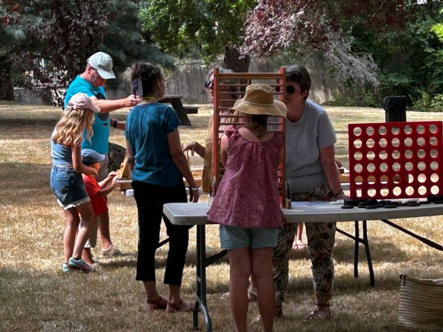 La fête du jeu bat son plein au parc de la Pelzinière à Val-au-PerchePetits et grands profitent de l'après midi sous le signe de la bonne humeur, du partage et de la découverte. Jeux, défis, animations... il y en a pour tous les goûts ! N'hésitez pas à venir nous rejoindre, il est encore temps de profiter de cette belle journée conviviale. On vous attend nombreux.Médiathèque des Collines du Perche Normand Communauté de communes des Collines du Perche Normand - Perche en Normandie
