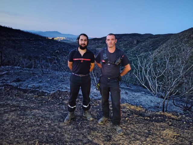 #feux 👨🚒 Deux sapeurs-pompiers de @valauperche61260 en renfort dans le sud de la France.Deux sapeurs-pompiers du Centre de secours de Val-au-Perche sont actuellement en renfort dans les Pyrénées-Orientales dans le Sud de la France.
Alors que d’importants incendies de végétation frappent actuellement les Pyrénées-Orientales, deux sapeurs-pompiers volontaires du centre d’incendie et de secours de Val-au-Perche ont rejoint les renforts nationaux mobilisés pour appuyer les équipes déjà engagées sur le terrain. Aux côtés de centaines d’autres sapeurs-pompiers venus de différents départements, ils participeront aux opérations de lutte contre les feux de forêt, de protection des populations et de préservation des espaces naturels.
Pour le chef de centre du centre d’incendie et de secours de Val-au-Perche :
« Nos deux sapeurs-pompiers portent haut les couleurs de notre centre de secours et représentent les valeurs de solidarité, de courage et de service qui animent tous les sapeurs-pompiers. Nous leur souhaitons une mission efficace, avant tout en toute sécurité. »
Le maire de Val-au-Perche a également tenu à saluer leur engagement :
« C’est une grande fierté pour notre commune de voir deux de nos sapeurs-pompiers répondre présents lorsque la Nation a besoin d’eux. Leur disponibilité et leur dévouement forcent le respect. Je leur adresse tous nos encouragements et nos pensées les accompagnent jusqu’à leur retour. »
Cette mobilisation rappelle le rôle essentiel des sapeurs-pompiers volontaires, capables d’intervenir bien au-delà de leur territoire lorsque les circonstances l’exigent. Face à des incendies rendus particulièrement violents par les fortes chaleurs, le vent et la sécheresse, leur engagement constitue un maillon essentiel de la chaîne de secours nationale.
#renfort #sud #sapeurpompier