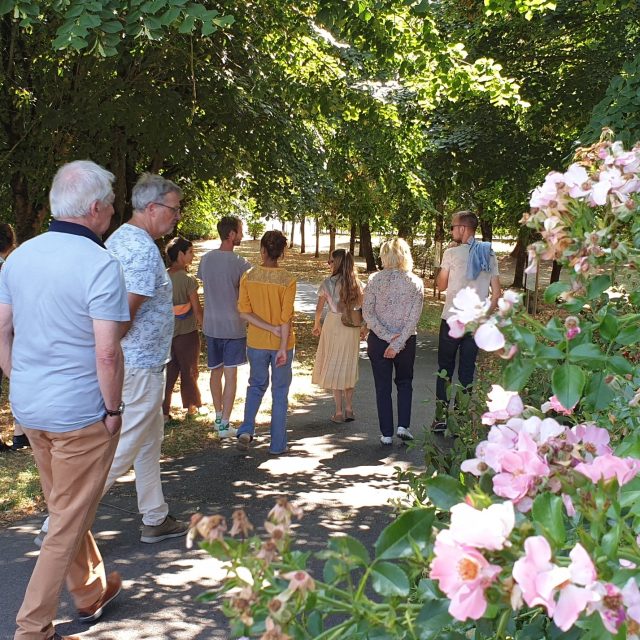 #fleurs 🌸🌸 @valauperche61260 vise une deuxième fleur au label “Villes et Villages Fleuris”Val-au-Perche poursuit son engagement en faveur de l’amélioration du cadre de vie. Le mardi 21 juillet à 14 heures, la commune accueillait le jury départemental de l’Orne chargé de l’évaluation du label Villes et Villages Fleuris, une étape importante dans l’objectif d’obtenir une deuxième fleur.Au cours de cette visite, les membres du jury ont parcouru les six communes historiques qui composent aujourd’hui Val-au-Perche. Ils ont découvert les aménagements paysagers, les espaces verts, les actions menées en faveur de la biodiversité, ainsi que les initiatives destinées à embellir durablement le cadre de vie des habitants.Déjà distinguée par une première fleur en 2023, la commune poursuit ses efforts pour développer un fleurissement harmonieux, respectueux de l’environnement et intégré au patrimoine local.Pour le maire, cette visite représente une véritable reconnaissance du travail collectif mené sur le territoire :« Cette première fleur récompense déjà l’investissement de nos équipes municipales, de nos agents techniques mais aussi de nos élus qui contribuent à embellir notre commune. Aujourd’hui, nous espérons convaincre le jury que Val-au-Perche mérite une deuxième fleur. Au-delà de la distinction, c’est notre engagement en faveur d’un cadre de vie agréable, durable et accueillant qui est évalué. »Le label Villes et Villages Fleuris ne récompense plus uniquement la qualité du fleurissement. Il prend également en compte la valorisation du patrimoine, la gestion des espaces publics, la préservation de la biodiversité, le développement durable et les actions menées pour améliorer le cadre de vie des habitants.La municipalité espère que cette visite permettra de franchir une nouvelle étape et d’inscrire durablement Val-au-Perche parmi les communes reconnues pour la qualité de leur environnement et leur attractivité.#label #fleuris #fierte #bienvivre #orne