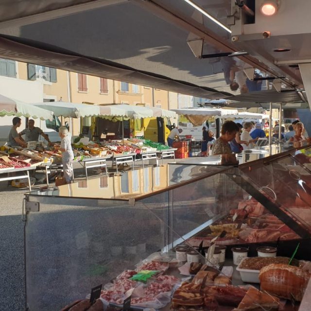 ☀️ [L'été est là… mais votre marché, lui, ne prend pas de vacances ! ] 🧺Chaque mercredi, retrouvez vos commerçants et producteurs sur le marché hebdomadaire de @valauperche61260 .🥖 Pain frais
🍓 Fruits et légumes de saison
🧀 Produits du terroir
🥩 Viandes, spécialités locales… et bien d'autres saveurs à découvrir !💚 Faire son marché, c'est privilégier la qualité, soutenir le commerce local et partager un moment convivial.📍 Tous les mercredis, tout l'été… et toute l'année !👉 On vous attend nombreux !
#ValAuPerche #MarchéHebdomadaire #ProduitsLocaux #AchetonsLocal #Perche