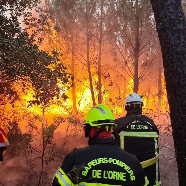 🚒 [SOLIDARITÉ] Nos pompiers toujours mobilisés aux côtés des territoires sinistrésLa commune de @valauperche61260  tient à saluer l'engagement sans faille des sapeurs-pompiers de l'Orne @sdis_61  qui poursuivent leur mission de renfort auprès des populations touchées par les incendies.Cette semaine, c'est @remylene10 , chef du centre de secours de Val-au-Perche, qui est engagé au Porge, en Gironde, pour apporter son soutien aux équipes sur place.Une belle coïncidence vient renforcer cette mission : il intervient aux côtés du chef du centre de secours de Cérizay, notre commune jumelée. Un symbole fort de solidarité et de coopération entre nos territoires.Nous adressons tout notre soutien, notre reconnaissance et nos encouragements à Rémy Lelièvre ainsi qu'à l'ensemble des sapeurs-pompiers mobilisés, qui accomplissent leur mission avec courage, professionnalisme et dévouement.Parce que la solidarité ne s'arrête pas aux mots, le conseil municipal de Val-au-Perche proposera, dès sa prochaine séance, le vote d'une aide financière destinée à participer à la reconstruction des territoires touchés.👏 Merci à toutes celles et ceux qui s'engagent pour protéger les habitants, les biens et notre patrimoine naturel.#orne #perchenormand #solidarité #pompiers #valauperche