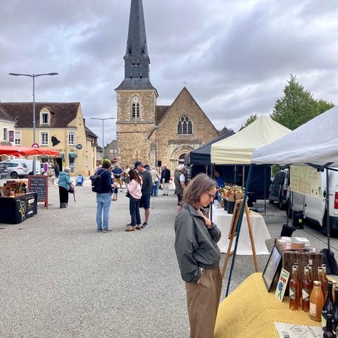 🥕 [ Un premier Dimanche Gourmand réussi à @valauperche61260 !] 🎶☀️Quel plaisir de voir la place des Teilleuls s'animer pour cette première édition du Marché des producteurs ! 🤩Habitants, visiteurs et vacanciers sont venus nombreux découvrir les saveurs de notre terroir : jus de fruits, fromages de chèvre, cidre, bière, charcuterie, miel, fleurs… 🧀🍎🍯🌸🎻 L'ambiance était également au rendez-vous grâce au groupe C' Ton Bal Trad, qui a fait danser petits et grands dans une atmosphère conviviale et chaleureuse.🙏 Un grand merci à tous les producteurs, aux musiciens et à l'ensemble des visiteurs qui ont contribué au succès de cette belle matinée !📅 Les Dimanches Gourmands reviennent :
➡️ 30 août
➡️ 27 septembre
🕘 De 9 h à 13 h
📍 Place des Tilleuls – Le Theil-sur-Huisne✨ De nouveaux producteurs seront présents avec notamment du café torréfié, des biscuits artisanaux, des œufs fermiers et du pain.👩‍🌾 Vous êtes producteur local ? Il est encore temps de rejoindre l'aventure !
📞 Renseignements et inscriptions : 02 37 49 59 80
📧 accueil@valauperche.fr#ValAuPerche #DimancheGourmand #MarchéDeProducteurs #ConsommerLocal #Perche
