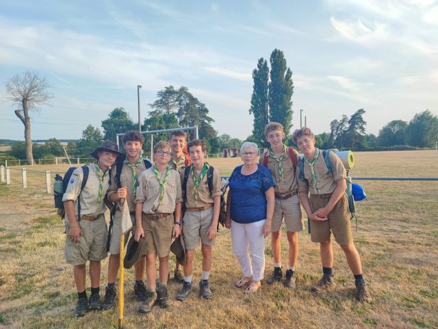 🏕️ #scoutisme @valauperche61260 a accueilli de jeunes scouts de Versailles ! 😊Hier soir, Madame Mousset, adjointe déléguée à la vie associative et au logement, a eu le plaisir d'accueillir 7 jeunes scouts âgés de 13 à 17 ans, originaires de Versailles, au Stade du Pressoir.Partis hier matin de Saint-Maixent, ils ont rejoint Val-au-Perche aux alentours de 20h, après une étape à La Ferté-Bernard. Une belle aventure à pied qui témoigne de leur motivation, de leur esprit d'équipe et de leur goût du dépassement de soi.Après cette halte bien méritée dans notre commune, ils reprendront leur périple dès aujourd'hui, en direction de Ceton ou de La Ferté-Bernard, selon leur itinéraire.👏 La commune de Val-au-Perche leur souhaite une excellente continuation et une belle fin d'aventure sur les chemins !#ValAuPerche #Scoutisme #Aventure #Jeunesse #Accueil #EspritDéquipe
