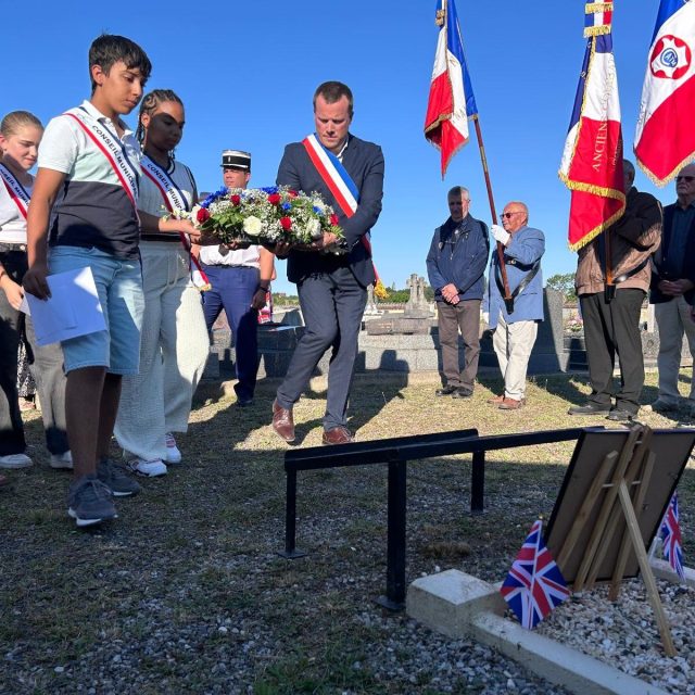 🇫🇷🇬🇧 [Hommage au soldat britannique Robert Bensley]📅 Lundi 25 août, la commune de @valauperche61260  rendra hommage au Sergent Robert Bensley et à l'ensemble de l'équipage britannique du Halifax V LL401, disparu dans la nuit du 24 au 25 août 1944 à La Braudière - La RougeÀ seulement 22 ans, Robert Bensley perdait la vie quelques minutes après le crash de son avion. Il repose aujourd'hui au cimetière communal de La Rouge.🕕 Rendez-vous à 18 h à la stèle érigée sur le site du crash pour un temps de recueillement et de mémoire.Comme le rappelle Sébastien Thirouard, Maire de Val-au-Perche :
« Les habitants sont invités à participer à ce moment de commémoration et de recueillement, en hommage à ces soldats qui ont combattu pour notre liberté. »La cérémonie se poursuivra par un dépôt de gerbe au cimetière de La Rouge, avant un verre de l'amitié offert à la salle du Clos aux Moines.🇫🇷 Ensemble, n'oublions jamais celles et ceux qui se sont battus pour notre liberté.#ValAuPerche #DevoirDeMémoire #Commémoration #RobertBensley #LaRouge #SecondeGuerreMondiale #Mémoire #Liberté