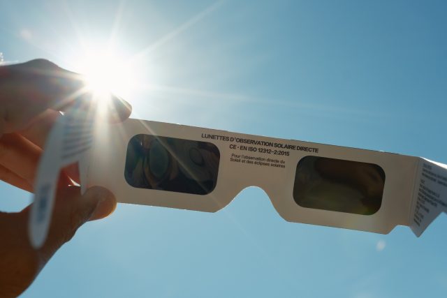 🌑 [ J-1 avant l’éclipse solaire ! ]☀️📅 Demain, mercredi 12 août, venez vivre ce moment exceptionnel à @valauperche61260 !🔭 Rendez-vous à partir de 18h30 au Chêne Vert à Mâle pour observer l’éclipse avec Perche Astronomie et des passionnés qui vous accompagneront dans cette découverte.🕶️ Des lunettes d’observation seront disponibles sur place !👉 Un rendez-vous à ne pas manquer en famille ou entre amis.On vous attend nombreux ! 🌞✨#ValAuPerche #EclipseSolaire #Perche #Astronomie