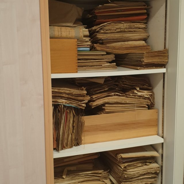 📚 Les archives de @valauperche61260 : un patrimoine à préserver !La commune de Val-au-Perche a engagé, en partenariat avec le Centre de Gestion de l’Orne ( Centre de Gestion de la Fonction Publique Territoriale de l'Orne - Cdg61 ), un important travail de tri, de classement et de conservation des archives des communes historiques.📜 Gémages, L’Hermitière, La Rouge, Mâle, Saint-Agnan-sur-Erre et Le Theil-sur-Huisne : autant de communes dont les documents anciens racontent l’histoire de notre territoire et de ses habitants.🔎 Ce travail permet de :
✅ préserver les documents présentant un intérêt historique ou administratif ;
📦 améliorer leur classement et leur conservation ;
🗂️ faciliter leur consultation et leur recherche ;
🏛️ transmettre aux générations futures une partie de la mémoire de Val-au-Perche.Les archives ne sont pas seulement des vieux papiers : elles sont la mémoire de notre commune et témoignent de son histoire. ❤️Un travail minutieux et essentiel pour préserver et valoriser notre patrimoine local.#ValAuPerche #Archives #Patrimoine #HistoireLocale #Mémoire #CDG61