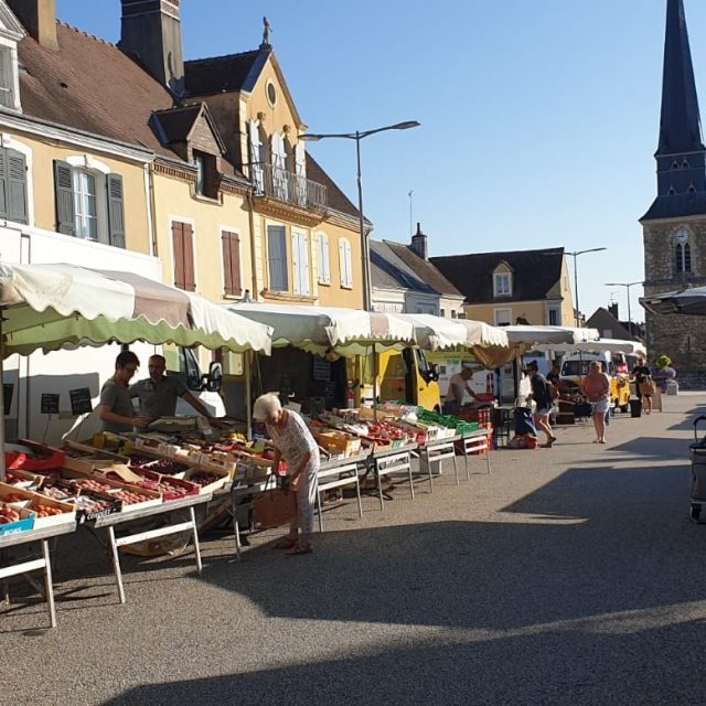 🛍️ [ @valauperche61260 : les marchés font vivre le cœur du Theil ]📍 Chaque mercredi matin, rendez-vous place des Teilleuls au Theil pour le marché hebdomadaire de Val-au-Perche !🥕 Fruits et légumes
🧀 Produits frais et du terroir
🍎 Spécialités locales
👩‍🌾 Commerçants et producteursUn rendez-vous incontournable pour faire ses courses localement, privilégier les circuits courts et soutenir le commerce de proximité. Mais aussi un moment de rencontre et de convivialité au cœur du centre-ville !💬 @moulinheidy , Adjointe Déléguée au commerce, souligne :
« Le marché du mercredi est un rendez-vous important pour les habitants. On y trouve une diversité de produits qui permet de faire ses courses tout en privilégiant la proximité. C’est aussi un lieu où l’on prend le temps d’échanger avec les commerçants et les producteurs. »🌿 Et bientôt, place aux producteurs locaux !📅 Dimanche 30 août 2026, la commune vous donne rendez-vous pour une nouvelle édition des « Dimanches Gourmands – Marché des producteurs ».Une matinée pour découvrir les produits et savoir-faire de nos producteurs, échanger avec eux et partager un moment convivial en famille ou entre amis.💬Sébastien Thirouard , Maire de Val-au-Perche, précise :
« La place des Teilleuls offre un cadre agréable et central pour accueillir nos producteurs locaux. C’est un espace qui permet de créer une véritable animation au cœur du Theil, tout en donnant aux producteurs la visibilité qu’ils méritent. »👉 Marché du mercredi ou Dimanches Gourmands : à Val-au-Perche, faisons vivre nos commerces et nos producteurs locaux !📍 Place des Teilleuls – Le Theil
🛍️ Consommons local, échangeons local, vivons local !#ValAuPerche #LeTheil #Marché #CommerceDeProximité #ProducteursLocaux #CircuitCourt #DimanchesGourmands #ConsommonsLocal