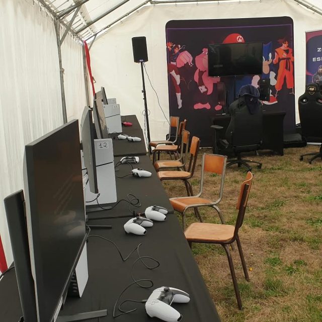 🎉 [ Le teen Festi’VAL est prêt à @valauperche61260 ] 🎉Tout est installé… et ça promet une *après-midi de folie ! 🔥🎧 DJ pour mettre l’ambiance
🎮 Jeux vidéo pour les gamers
🚗 Voitures télécommandées pour les pilotes en herbe
🤸 Structures gonflables pour se défouler
🎨 Graff pour laisser parler sa créativité
🕺 Breakdance pour en prendre plein les yeux !👉 Il ne manque plus que vous !📍 Rendez-vous aujourd’hui à partir de 14h pour le Teen Festi’VAL !Une belle journée dédiée aux jeunes, avec du fun, du sport, de la musique et plein d’animations 😎🔥 On vous attend nombreux !🔥#TeenFestival #TeenFestiVAL #ValAuPerche #Jeunesse #Animations #DJ #JeuxVidéo #Graff #Breakdance