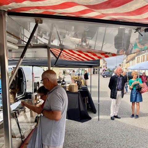 🥕🍎 [ J-5 avant les Dimanches Gourmands ! à @valauperche61260 ]🍎🥕Plus que 5 jours avant de se retrouver sur la place des Teilleuls au Theil pour la 2ᵉ édition des Dimanches Gourmands – Marché des producteurs ! 🎉📅 Dimanche 30 août
⏰ De 9h à 13h
📍 Place des Teilleuls – Le TheilAu menu : produits locaux, producteurs, artisans, petite restauration et ambiance conviviale ! 🧺🥖🧀🍯Café, miel, jus de fruits, cidre, bière, charcuterie, fromages de chèvre, œufs… de quoi remplir son panier et surtout se faire plaisir avec de bons produits du territoire ! 😋La matinée sera aussi placée sous le signe de la musique et de la danse ! 🎶💃
🎤 Perchémaine sera présent pour animer la matinée en musique et faire danser petits et grands dans une ambiance festive et chaleureuse !Venez flâner entre les stands, rencontrer les producteurs, découvrir leurs savoir-faire, remplir votre panier de bons produits locaux… et profiter d'un moment convivial en musique ! 🎵👨‍🌾 Un marché, de bons produits, de la musique et une belle ambiance : tout est réuni pour passer un agréable dimanche matin à Val-au-Perche !👉 Rendez-vous dimanche 30 août, de 9h à 13h, place des Teilleuls !#ValAuPerche #DimanchesGourmands #MarchéDesProducteurs #Perchémaine #Musique #ProduitsLocaux #CircuitCourt #LeTheil #Convivialité