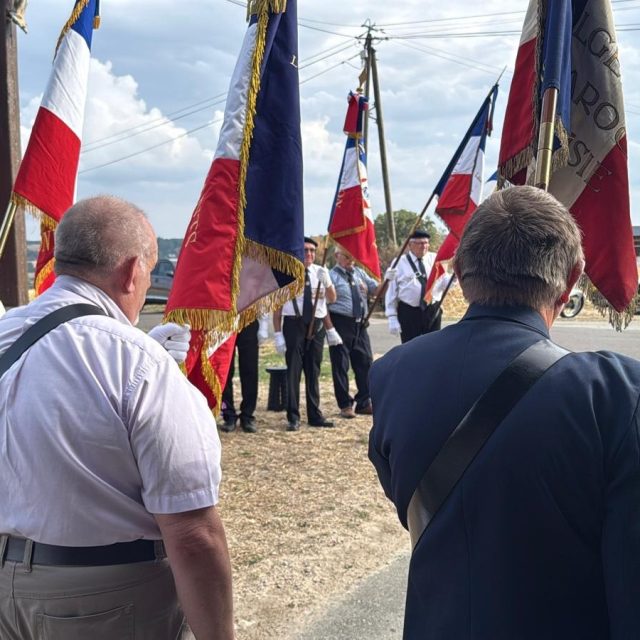🇬🇧 [ À La Rouge, un hommage au sergent-aviateur Robert Bensley ]🕊️ Mardi 25 août, une cérémonie commémorative s’est tenue à La Rouge - @valauperche61260  en hommage au sergent et aviateur anglais Robert Bensley, décédé lors du crash de son avion le 25 août 1944.✈️ Cet accident tragique avait impliqué six membres d’équipage, dont seulement trois avaient survécu. L’avion aurait probablement été touché par un tir antiaérien allié.Organisée par Monsieur Gaudré, maître de cérémonie, la commémoration s’est déroulée devant la stèle de La Rouge, avant de se poursuivre au cimetière.🇫🇷 Madame Lyliane Mousset , Adjointe déléguée aux cérémonies, représentant Monsieur le Maire @sebastienthirouard, était présente aux côtés de nombreux élus, porte-drapeaux, représentants associatifs et citoyens. La Sécurité civile de Nogent-le-Rotrou  ainsi que  le centre de secours du Theil-sur-Huisne avaient également répondu présents.🌹 Au cimetière, Madame Lyliane Mousset et Monsieur Jarre, président de la FNACA, ont procédé ensemble au dépôt d’une gerbe en hommage à Robert Bensley, avant un temps de recueillement.👦👧 Trois jeunes élus du Conseil municipal des Jeunes ont également participé à la cérémonie en donnant lecture d’un texte. Leur présence a apporté une dimension particulière à cet hommage et rappelle combien il est important de transmettre notre histoire aux générations futures.💭 Un moment particulièrement émouvant a également été la présence de Monsieur Lecourbe, témoin du crash, venu partager ses souvenirs avec les participants.🤝 La cérémonie s’est achevée autour du verre de l’amitié, partagé à la salle des fêtes du Clos aux Moines.🕯️ 82 ans après les faits, cet hommage permet de faire vivre la mémoire du sergent-Aviateur Robert Bensley et de rappeler l’importance de ne jamais oublier celles et ceux qui ont marqué notre histoire.#Sesouvenir #Transmettre #Nepasoublier #Bensley #hommage