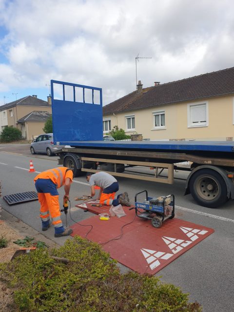 🚗 [ Pour la sécurité de toutes et tous à @valauperche61260 ! ]
📍 Avenue des Loges – Le TheilLes agents des Services Techniques de Val-au-Perche ont procédé à la mise en place de deux coussins berlinois avenue des Loges, au Theil.👷‍♂️ Un travail réalisé par les équipes municipales pour contribuer à améliorer la sécurité de toutes et tous et inciter les automobilistes à adapter leur vitesse.🚶‍♀️🚲 Automobilistes, cyclistes, piétons : chacun est concerné par cette démarche de sécurisation.👏 Merci à nos agents des services techniques pour leur travail au quotidien au service de la commune !🙏 Et pour la sécurité de tous, restons vigilants et respectons les limitations de vitesse