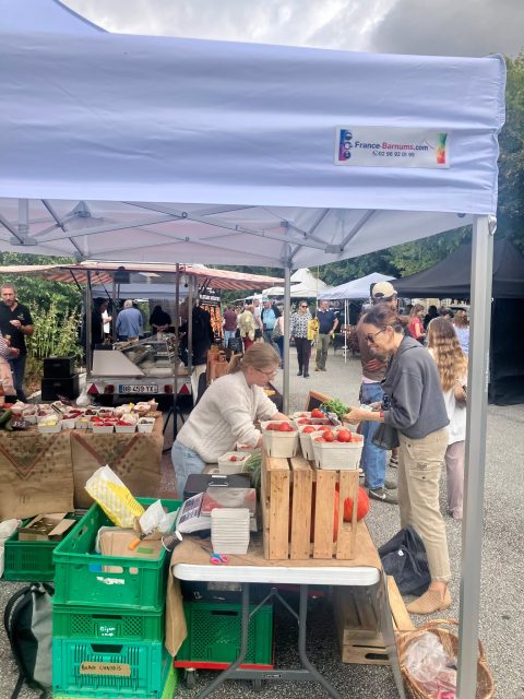 🧺 [ Un dimanche gourmand et convivial à @valauperche61260 ! ] ☀️Ce dimanche 30 août, la place des Teilleuls au Theil a une nouvelle fois pris des airs de marché gourmand à l’occasion de la 2ᵉ édition des Dimanches Gourmands – Marché des producteurs.🥖 Fromages, miel, produits fermiers, charcuteries, boissons locales, produits du terroir… les visiteurs ont pu découvrir et déguster les savoir-faire de nos producteurs et artisans locaux.🎶 Et parce qu’un dimanche gourmand est encore meilleur lorsqu’il est partagé, la matinée a également été rythmée par l’animation musicale et dansante de Perchémaine, apportant une belle ambiance sur la place des Teilleuls.👨‍👩‍👧‍👦 Habitants, familles, visiteurs et habitués du marché étaient au rendez-vous pour profiter de ce moment de proximité, d’échanges et de convivialité.👏 Un grand merci à l’ensemble des producteurs, artisans, commerçants, aux équipes mobilisées et à Perchémaine pour leur participation et leur énergie.💚 À travers ces Dimanches Gourmands, Val-au-Perche souhaite continuer à soutenir les producteurs locaux, valoriser les circuits courts et faire vivre le cœur du Theil, en proposant des rendez-vous qui permettent de se retrouver autrement.📅 Prochain rendez-vous : dimanche 27 septembre, de 9h à 13h, place des Teilleuls !👉 On vous donne déjà rendez-vous pour ce dernier marché de la saison !À Val-au-Perche, nos marchés font vivre notre territoire ! 🧺🌿
