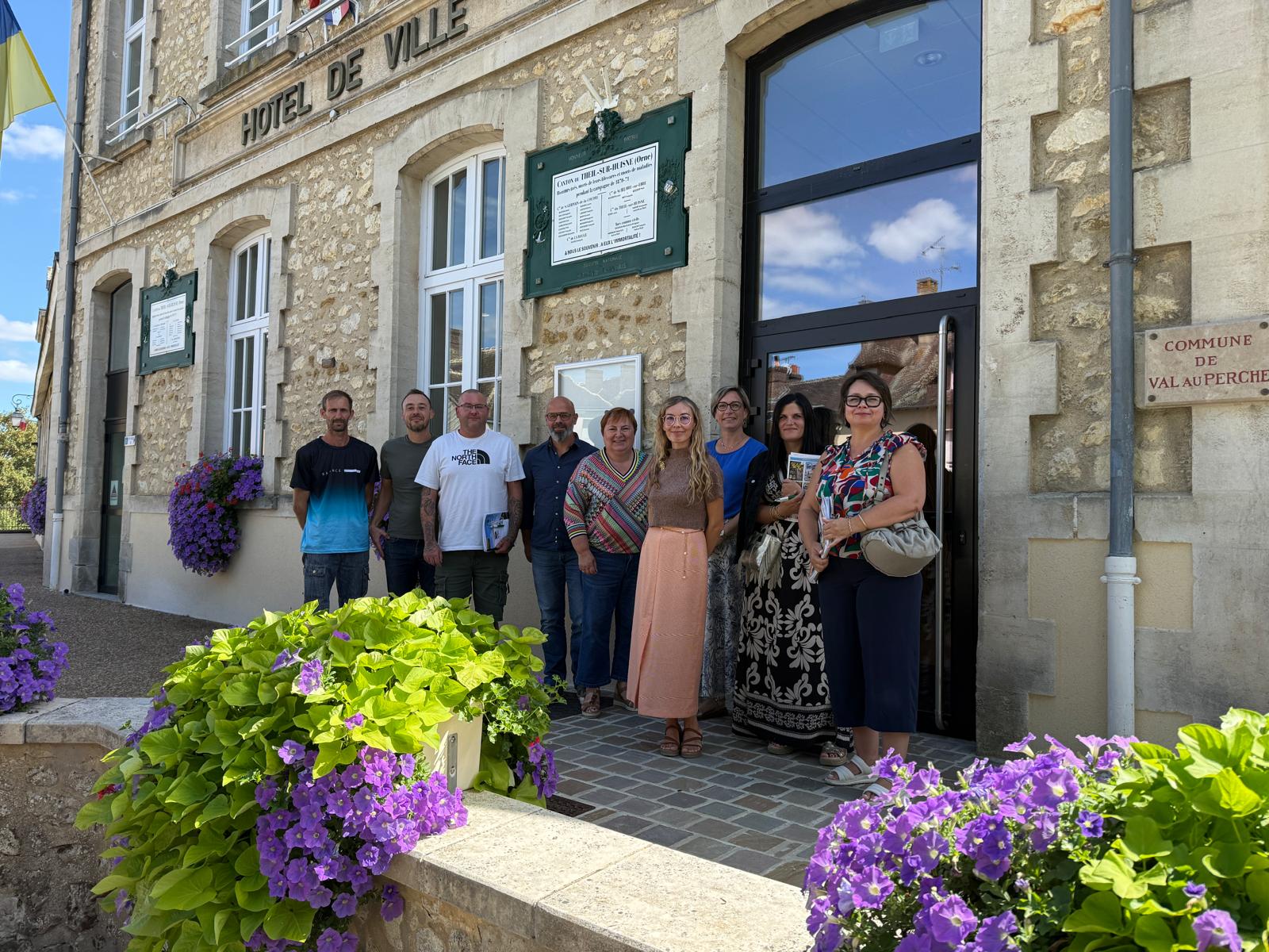 🌸 [ @valauperche61260  accueille aujourd’hui le jury régional des Villes et Villages Fleuris !] 🌿Le jury est actuellement en visite dans notre commune afin d’évaluer les différents aménagements, le fleurissement et les actions menées pour embellir et valoriser notre cadre de vie.🌼 À la clé ? L’attribution, peut-être, d’une deuxième fleur pour Val-au-Perche ! 🤞🌸Cette visite est aussi l’occasion de mettre en lumière le travail réalisé au quotidien par les agents des services techniques, les élus et l’ensemble des acteurs qui contribuent à faire de notre commune un territoire agréable à vivre.🍀 Croisons les doigts pour décrocher cette deuxième fleur ! 🌸🤞