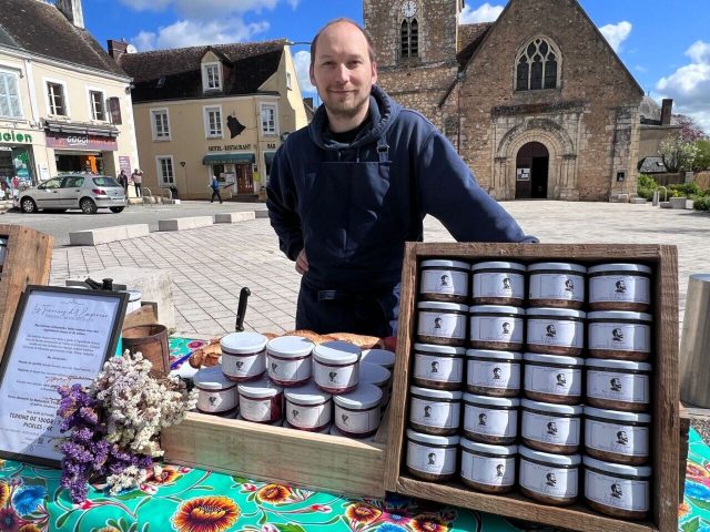 🌿🧺 [DIMANCHES GOURMANDS : rendez-vous le 27 septembre à @valauperche61260 !] 🍅🧀Envie de faire le plein de saveurs locales ? Venez rencontrer les producteurs de notre territoire à l'occasion du prochain Dimanche Gourmands !
🥕 Fruits et légumes de saison
🧀 Fromages et produits fermiers
🥖 Pain artisanal
🍯 Miel
🥩 Viandes et spécialités locales
🍰 Gourmandises... et bien d'autres produits à découvrir !
🌾 En achetant directement auprès de nos producteurs, vous soutenez les circuits courts, le savoir-faire local et l'agriculture de proximité.
☀️ Que ce soit pour remplir votre panier ou simplement partager un moment convivial, nous vous attendons nombreux !
📢 Rendez-vous le dimanche 27 septembre pour un marché gourmand, local et chaleureux !📅 Dimanche 27 septembre
📍 Place de l'Hôtel de Ville – Le Theil, Val-au-Perche
🕘 De 9 h à 13 h➡️ N'hésitez pas à partager cette publication et à inviter vos proches !#ValAuPerche #DimancheGourmands #MarchéDeProducteurs #CircuitsCourts #ConsommerLocal #Perche #ProduitsLocaux