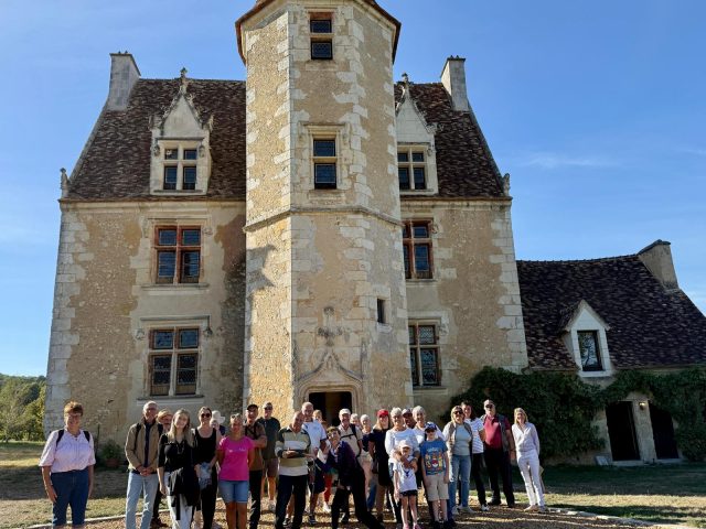 🏛️ [ Val-au-Perche : un week-end sous le signe du patrimoine ! ]✨ Les Journées européennes du Patrimoine ont rencontré une belle fréquentation à Val-au-Perche !Tout au long du week-end, habitants et visiteurs ont pu découvrir ou redécouvrir les richesses de notre territoire :🌿 Près de 40 participants pour la balade autour du manoir de la Gauberdière, suivie d’une visite exceptionnelle proposée par ses propriétaires.⛪ La découverte des églises de Val-au-Perche, avec leurs remarquables intérieurs.🌳 L’exposition du Parc naturel régional du Perche à l’église Notre-Dame de l’Assomption du Theil, consacrée aux richesses naturelles et culturelles de notre territoire.🎭 Et pour terminer le week-end en beauté, le spectacle « Un jardin sur la terre » de la Compagnie EKpHrasiS, proposé par la Compagnie du Théâtre, a réuni le public dans le  jardin de la Pelzinière.👏 Merci aux associations, propriétaires, artistes, partenaires et bénévoles qui ont contribué à faire vivre ce beau week-end !❤️ À Val-au-Perche, notre patrimoine se découvre, se partage et surtout… se fait vivre !📸 Retour en images sur ces moments de découverte et de convivialité.#ValAuPerche #JournéesDuPatrimoine #Patrimoine #Perche #Culture #Histoire #ValAuPerche