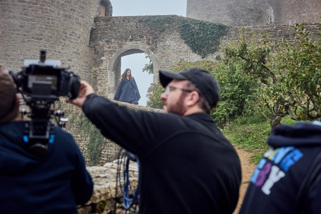 🎬 [ Figurants recherchés à Val-au-Perche ] ⚔️🏰Du 5 au 10 novembre 2026, la ville de Val-au-Perche aura le plaisir d’accueillir le tournage de la dernière partie du court métrage médiéval « Forged », réalisé par @raphaelbiss  et produit par Cool Colorado Production.🎥 Une cinquantaine de figurants sont recherchés pour participer à la scène finale : un spectaculaire combat de joute médiévale entre deux chevaliers !📍 Lieu : Ceton / Val-au-Perche
📅 Du 5 au 10 novembre 2026
⏰ De 8h à 17h
🤫 Le lieu exact du tournage sera tenu secret pour le moment !👥 Les figurants incarneront le public venu assister au duel et certains pourront également être amenés à jouer différentes réactions face aux affrontements.🛡️ Les costumes seront fournis sur place.
Vous possédez déjà un costume médiéval correspondant à l’époque ? Vous pouvez joindre des photos à votre candidature !✨ La figuration est bénévole, et pour celles et ceux qui le souhaitent, leur nom pourra apparaître au générique du film.👉 Qui peut participer ?
Les personnes majeures, de tout âge, sont les bienvenues !🧣 Pensez à prévoir des vêtements chauds à porter sous les costumes, ainsi qu’un thermos si vous le souhaitez.
🍽️ Les figurants seront nourris sur place.📩 Pour postuler, envoyez :
• vos disponibilités sur la période du 5 au 10 novembre
• une photo récente
• votre taille
• et, si vous en possédez, des photos de votre costume médiéval📧 Candidatures à envoyer à :
bissraphael@gmail.com⚔️ Envie de faire partie d’un tournage médiéval et de vivre les coulisses d’un film ? À vos candidatures ! 🎬🏰👉 N’hésitez pas à partager ce post autour de vous !Voici aussi le teaser pour la campagne ULULE avec des images du film: https://www.youtube.com/watch?v=GYrw3MLY-tU&t=25s
