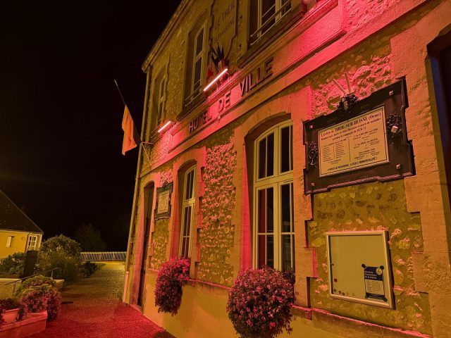 🏛️✨ [ La mairie s’illumine pour les Journées du Patrimoine à Val-au-Perche ]À l’occasion des Journées Européennes du Patrimoine, la Mairie de Val-au-Perche se pare d’une chaleureuse mise en lumière couleur terracotta. 🧡Cette mise en lumière, réalisée ponctuellement tout au long de l’année à l’occasion de différents événements, permet de donner une nouvelle ambiance à notre patrimoine et de marquer symboliquement les temps forts de la vie de la commune.📸 Une autre façon de découvrir et de regarder notre patrimoine !#ValAuPerche #JournéesDuPatrimoine #Patrimoine #MiseEnLumière #Terracotta #Perche #Orne #Normandie #JEP2026