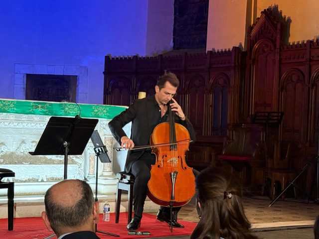 🎶 [ Septembre Musical : une belle soirée à @valauperche61260 ] 🎶Le Septembre Musical, rendez-vous désormais incontournable de la saison culturelle de Val-au-Perche, a une nouvelle fois réuni le public à l’église Notre-Dame de l’Assomption du Theil.🎵 Près de 100 personnes ont répondu présentes pour cette soirée placée sous le signe de la musique et du partage.Initialement prévu avec un quintette à vents, le concert a dû être modifié en raison de l’absence pour raison de santé de l’un des musiciens. Grâce à la réactivité du Septembre Musical de l’Orne, le public a finalement pu découvrir un magnifique duo violoncelle-clarinette avec Raphaël Sévère à la clarinette et Aurélien Pascal au violoncelle.Deux artistes de grand talent qui ont proposé un programme riche autour de Beethoven, Bach, Stravinsky…, pour le plus grand plaisir du public. 👏🎶La Ville avait invité les jeunes récemment diplômés du brevet des collèges avec mention Très Bien, ainsi que les lauréats des concours scolaires de dessin et d’écriture organisés dans les écoles. Les élèves de CE1-CE2 et CM1-CM2 ont ainsi pu assister au concert et découvrir la musique classique dans un cadre prestigieux. Les créations réalisées dans le cadre des concours sont actuellement exposées dans le hall de la Mairie.💬 « Je félicite les enfants pour leur belle participation et l’intérêt suscité par ces concours, et me réjouis de voir que l’ensemble des lauréats a pu être présent lors du concert. » explique @moulinheidy , Adjointe Déléguée aux affaires scolaires.💬 « Le Septembre Musical est devenu un rendez-vous attendu. Cette soirée illustre parfaitement notre volonté de proposer à Val-au-Perche une programmation culturelle de qualité, accessible à tous et capable de toucher différents publics. » se réjouit @michelllorens , Adjoint Délégué à la Culture.Le Maire @sebastienthirouard a également salué la réussite de cette soirée et la mobilisation qui a permis de maintenir le concert malgré ce changement de dernière minute.🙏 Merci aux artistes, aux équipes du @septembremusicaldelorne , aux élus et à l’ensemble du public venu nombreux.#ValAuPerche #SeptembreMusical #Culture #MusiqueClassique #Orne
