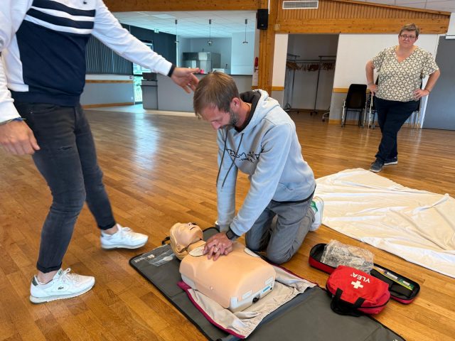 🧑‍🚒 [ Trois nouveaux sauveteurs secouristes du travail à Val-au-Perche ]Pendant deux jours, trois agents municipaux ont participé à une formation Sauveteur Secouriste du Travail (SST) organisée par le CNFPT – Délégation Normandie, à la salle Jean Beaudoux du Theil.🎓 À l’issue de cette formation, la Commune de Val-au-Perche comptera 6 agents formés SST, répartis dans les différents services : administratif, technique, scolaire et résidence autonomie.Cette formation permet aux agents d’acquérir les bons gestes pour intervenir face à un accident ou un malaise, mais aussi de contribuer à la prévention des risques professionnels.🩹 En complément des formations SST, la commune propose également à ses agents une formation PSC1 tous les deux ans, afin de maintenir les connaissances et les réflexes essentiels pour porter secours en cas d’urgence.💬 « Il nous paraît essentiel de former nos agents aux premiers secours. Dans le cadre de leurs missions, ils sont régulièrement au contact des habitants et des usagers et peuvent être confrontés à une situation nécessitant une intervention rapide. » souligne @sebastienthirouard , Maire de Val-au-Perche.#ValAuPerche #Prévention #Sécurité #SST #PSC1 #AgentsMunicipaux #CNFPT