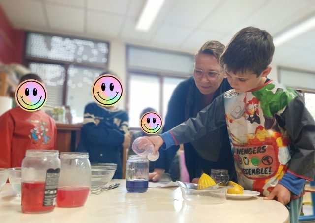 🔬🍎 [ La science s’invite dans les assiettes à l’école André Barbet de Val-au-Perche ] ! 🧪🥬À l’occasion de la Fête de la science, l’équipe enseignante de l’école André Barbet, Mesdames Copleutre, Pigeot et Hannoun, a sollicité la mise en place d’ateliers scientifiques autour de l’alimentation. Une belle occasion d’apprendre en expérimentant ! 👩‍🔬👨‍🔬Au programme, 4 expériences étonnantes pour éveiller la curiosité des élèves :🥬 Le chou rouge caméléon : comment change-t-il de couleur au contact du vinaigre, du citron ou du bicarbonate de soude ?🍎 La pomme qui change de couleur : pourquoi brunit-elle au contact de l’air et comment le citron permet-il de limiter ce phénomène ?🍇 Les raisins secs qui dansent: que se passe-t-il lorsqu’on les plonge dans de l’eau gazeuse ?🥚 L’œuf qui flotte : comment l’eau salée peut-elle lui permettre de flotter ?Avant chaque expérience, les élèves ont été invités à émettre leurs hypothèses, à observer les réactions et à découvrir les explications scientifiques derrière ces phénomènes du quotidien. De quoi apprendre tout en s’amusant ! ✨Un chouette moment de partage, de découvertes et d’émerveillement avec les enfants et l’équipe enseignante, où la curiosité était au rendez-vous ! 😊👏 Merci aux enseignantes pour leur engagement et aux élèves pour leur enthousiasme !#FêteDeLaScience #ÉcoleAndréBarbet #Sciences #Expériences #ApprendreEnSAmusant #ValAuPerche