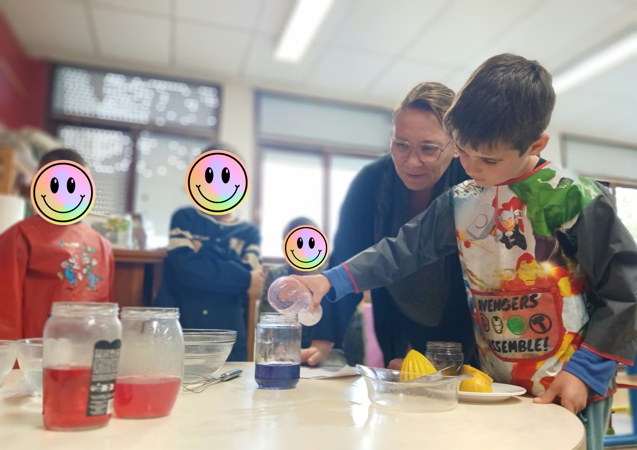 🔬🍎 [ La science s’invite dans les assiettes à l’école André Barbet de Val-au-Perche ] ! 🧪🥬À l’occasion de la Fête de la science, l’équipe enseignante de l’école André Barbet, Mesdames Copleutre, Pigeot et Hannoun, a sollicité la mise en place d’ateliers scientifiques autour de l’alimentation. Une belle occasion d’apprendre en expérimentant ! 👩‍🔬👨‍🔬Au programme, 4 expériences étonnantes pour éveiller la curiosité des élèves :🥬 Le chou rouge caméléon : comment change-t-il de couleur au contact du vinaigre, du citron ou du bicarbonate de soude ?🍎 La pomme qui change de couleur : pourquoi brunit-elle au contact de l’air et comment le citron permet-il de limiter ce phénomène ?🍇 Les raisins secs qui dansent: que se passe-t-il lorsqu’on les plonge dans de l’eau gazeuse ?🥚 L’œuf qui flotte : comment l’eau salée peut-elle lui permettre de flotter ?Avant chaque expérience, les élèves ont été invités à émettre leurs hypothèses, à observer les réactions et à découvrir les explications scientifiques derrière ces phénomènes du quotidien. De quoi apprendre tout en s’amusant ! ✨Un chouette moment de partage, de découvertes et d’émerveillement avec les enfants et l’équipe enseignante, où la curiosité était au rendez-vous ! 😊👏 Merci aux enseignantes pour leur engagement et aux élèves pour leur enthousiasme !#FêteDeLaScience #ÉcoleAndréBarbet #Sciences #Expériences #ApprendreEnSAmusant #ValAuPerche