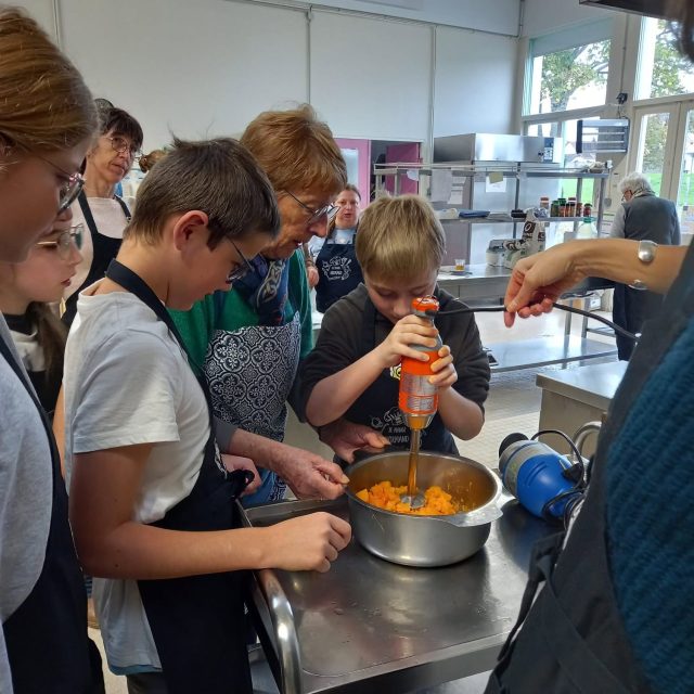 🍂😋 [ @valauperche61260 – Pommes et produits locaux: osez les accords ! ]🥕🍎 Et si vous passiez derrière les fourneaux pour découvrir les saveurs de notre terroir normand ?Dans le cadre de l’opération régionale dédiée à la cuisine et aux produits locaux, la Ville de Val-au-Perche vous invite à participer à son atelier « Pommes et produits locaux: osez les accords » !👩‍🍳 Un atelier gourmand, convivial et gratuit, pour cuisiner ensemble et mettre à l’honneur les produits de saison issus de producteurs de Val-au-Perche et des environs.🍏 Les recettes ont été imaginées par Laetitia Grémy, responsable de la restauration scolaire, pour valoriser les produits locaux et le savoir-faire des agents de la restauration scolaire.📅 samedi 7 novembre 2026
🕑 De 14 h à 17 h
📍 Restaurant scolaire de l’école André-Barbet, au Theil-sur-Huisne🎟️ Atelier gratuit, ouvert à tous – 25 places maximum !📩 Inscription obligatoire auprès de la Mairie :
📞 02 37 49 59 80
📧 accueil@valauperche.fr🌱 Une belle occasion de découvrir les richesses de notre territoire, de favoriser les circuits courts et de partager un moment gourmand autour d’une alimentation de qualité !👉 Les places sont limitées : pensez à vous inscrire !#ValAuPerche #SaveursDAutomne #ProduitsLocaux #Normandie #Cuisine #CircuitsCourts #BienManger