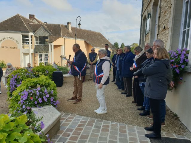 📸 [ @valauperche61260 – une mobilisation citoyenne contre la violence ]🤝 Hier midi, habitants, élus et citoyens se sont rassemblés devant la Mairie du Theil-sur-Huisne pour exprimer d’une même voix leur refus de la violence et des dégradations.🙏 La Municipalité remercie chaleureusement toutes les personnes présentes pour leur mobilisation et leur soutien.Ce rassemblement témoigne de notre attachement collectif au respect, à la sécurité et au vivre-ensemble. Ensemble, faisons entendre notre voix : la violence n’a pas sa place dans notre commune.Parce que préserver nos espaces publics, soutenir nos agents, nos pompiers, nos forces de l’ordre et nos commerçants, c’est défendre ce qui nous unit et contribue à la qualité de vie de tous.Merci à toutes et à tous pour votre présence et votre engagement.#ValAuPerche #MobilisationCitoyenne #VivreEnsemble #NonÀLaViolence