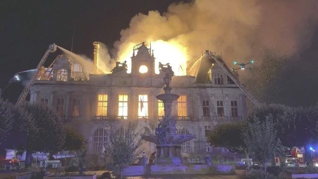📢 APPEL À LA POPULATION : RASSEMBLEMENT CITOYENDemain lundi à 12h00 devant la mairieChères Habitantes, chers Habitants,Suite aux récents actes de violence et aux dégradations inacceptables, la Municipalité de Val-au-Perche s’inscrit pleinement dans l’appel de l’Association des Maires de France (AMF) et de l’Association des Maires Ruraux de France (AMRF).Nous vous donnons rendez-vous demain, lundi à 12h00, sur le parvis de la mairie, aux côtés de vos élus, pour marquer fermement notre refus de ces agissements et apporter notre soutien à toutes celles et ceux qui en subissent les conséquences.Parce que détruire nos équipements, nos commerces et nos espaces publics, c’est s’en prendre directement à notre quotidien,
Parce que les dégradations et la peur ne résolvent rien et ne seront jamais une réponse,
Parce que nos agents publics, nos pompiers, nos forces de l’ordre et nos commerçants méritent notre soutien total et notre respect,
Parce que la sécurité de nos enfants, de nos familles et de nos séniors dans nos rues n’est pas négociable,
Parce que nous refusons de laisser une minorité abîmer ce que nous construisons ensemble chaque jour,Rejoignez vos élus demain lundi à 12h00 devant l’hôtel de ville au Theil-sur-Huisne.
Resserrés et déterminés, venons tous dire un NON clair et catégorique à la violence.📍 Rendez-vous : Demain, lundi à 12h00 — Place de la Mairie.#RassemblementCitoyen #NonAlaViolence #TousUnis #ElusEtCitoyens #ServicePublic AMF AMRF valauperche