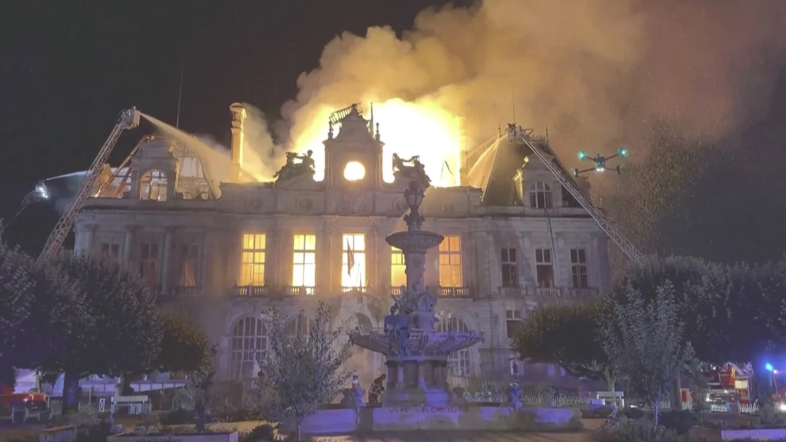 📢 APPEL À LA POPULATION : RASSEMBLEMENT CITOYENDemain lundi à 12h00 devant la mairieChères Habitantes, chers Habitants,Suite aux récents actes de violence et aux dégradations inacceptables, la Municipalité de Val-au-Perche s’inscrit pleinement dans l’appel de l’Association des Maires de France (AMF) et de l’Association des Maires Ruraux de France (AMRF).Nous vous donnons rendez-vous demain, lundi à 12h00, sur le parvis de la mairie, aux côtés de vos élus, pour marquer fermement notre refus de ces agissements et apporter notre soutien à toutes celles et ceux qui en subissent les conséquences.Parce que détruire nos équipements, nos commerces et nos espaces publics, c’est s’en prendre directement à notre quotidien,
Parce que les dégradations et la peur ne résolvent rien et ne seront jamais une réponse,
Parce que nos agents publics, nos pompiers, nos forces de l’ordre et nos commerçants méritent notre soutien total et notre respect,
Parce que la sécurité de nos enfants, de nos familles et de nos séniors dans nos rues n’est pas négociable,
Parce que nous refusons de laisser une minorité abîmer ce que nous construisons ensemble chaque jour,Rejoignez vos élus demain lundi à 12h00 devant l’hôtel de ville au Theil-sur-Huisne.
Resserrés et déterminés, venons tous dire un NON clair et catégorique à la violence.📍 Rendez-vous : Demain, lundi à 12h00 — Place de la Mairie.#RassemblementCitoyen #NonAlaViolence #TousUnis #ElusEtCitoyens #ServicePublic AMF AMRF valauperche