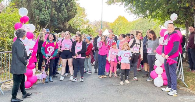 🩷🌸 [ Octobre rose à @valauperche61260 : une belle mobilisation solidaire! ] 🌸🩷Près de 250 participants ont répondu présents à l’occasion de la 2ᵉ édition de la Marche d’Octobre Rose, organisée conjointement par l’ADMR du Theil-sur-Huisne Orne-Perche et la Ville de Val-au-Perche.👟 Dans une ambiance conviviale et solidaire, petits et grands se sont mobilisés pour sensibiliser à la lutte contre le cancer du sein et soutenir cette cause essentielle, aux côtés de la Ligue contre le cancer de l’Orne.@sebastienthirouard , Maire de Val-au-Perche, tient à saluer cet élan collectif : « Je suis particulièrement heureux de voir autant de participants réunis autour de cette belle initiative. Cette mobilisation témoigne de la solidarité qui fait la force de notre Commune. Je remercie chaleureusement l’ADMR, l’ensemble de nos partenaires, les agents municipaux et bien sûr tous les participants qui ont contribué à la réussite de cette journée. Au-delà de la marche, c’est un message fort en faveur de la prévention, du dépistage et du soutien aux personnes touchées par la maladie que nous faisons passer ensemble. »🏃 Merci à Form’Sport Santé et Xavier Fine, Le Maître des Pains et Carrefour Val-au-Perche, pour leur soutien 👏🙌 Merci aux élus et les bénévoles mobilisés, dont Isabelle Semely Adjointe déléguée à la santé, pour leur engagement tout au long de cette journée.💓 Merci à toutes et à tous d’avoir fait de cette 2ᵉ édition un si beau moment de partage et de solidarité !🎀 Ensemble, continuons à nous mobiliser contre le cancer du sein.#ValAuPerche #OctobreRose #Solidarité #ADMR #LutteContreLeCancer #MobilisationCitoyenne