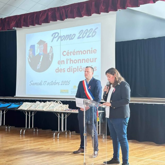 🎓🌟 [ @valauperche61260  met sa jeunesse à l'honneur! ] 🌟🎓👏 Félicitations à nos jeunes diplômés de la promotion 2026 !La Municipalité de Val-au-Perche a eu le plaisir d’accueillir les lauréats de la commune pour célébrer leur réussite scolaire et leur remettre une attention en récompense de leurs efforts.🎉 Pour la 6ᵉ année consécutive, la Ville met à l’honneur les jeunes ayant obtenu leur brevet des collèges, un CAP, un BEP ou le baccalauréat, qu’il soit général, technologique ou professionnel.🎁 Afin de saluer leur travail, leur persévérance et leur engagement, chaque diplômé s’est vu remettre des présents ainsi qu’une carte-cadeau, d’une valeur de 15 € pour les titulaires du brevet et de 30 € pour les autres diplômés.✨ Au-delà du diplôme, cette cérémonie est l’occasion de valoriser le chemin parcouru, les efforts accomplis et les projets d’avenir qui s’ouvrent à chacun.👏 La Ville adresse ses plus chaleureuses félicitations à tous les diplômés, ainsi qu’à leurs familles et aux équipes éducatives qui les accompagnent au quotidien.💙 Val-au-Perche est fière de sa jeunesse et lui souhaite de belles réussites pour la suite !#ValAuPerche #Jeunesse #Diplômés2026 #RéussiteÉducative #FiertéLocale