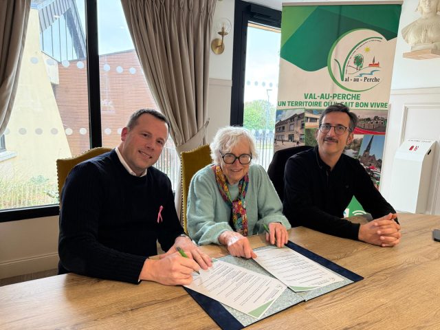🏛️ [ Val-au-Perche - le patrimoine local à l'honneur. ]💧 Le lavoir de Mâle bientôt restauré !La commune de Val-au-Perche poursuit son engagement pour préserver et valoriser son patrimoine avec la restauration de la toiture du lavoir de Mâle.🤝 Une convention de financement vient d’être signée avec l’association Les Amis du Patrimoine de Mâle, qui apporte une aide précieuse de 5 000 € pour contribuer à ces travaux, dont le coût total s’élève à 14 128,28 €.🔨 La réfection de la toiture sera réalisée par Cyrille Pouriau, artisan local, mettant ainsi à l’honneur les savoir-faire de proximité.✨ Témoin de la vie quotidienne d’autrefois, ce lavoir fait partie de l’histoire de notre commune. Sa restauration permettra de contribuer à sa préservation et à sa transmission aux générations futures.🙏 La Municipalité remercie chaleureusement Les Amis du Patrimoine de Mâle pour leur engagement et leur soutien, essentiels à la sauvegarde de notre patrimoine communal.#ValAuPerche #Patrimoine #Mâle #VieLocale #ArtisanatLocal