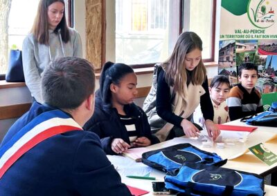 Réunion du Conseil municipal des jeunes de Val-au-Perche avec le Maire