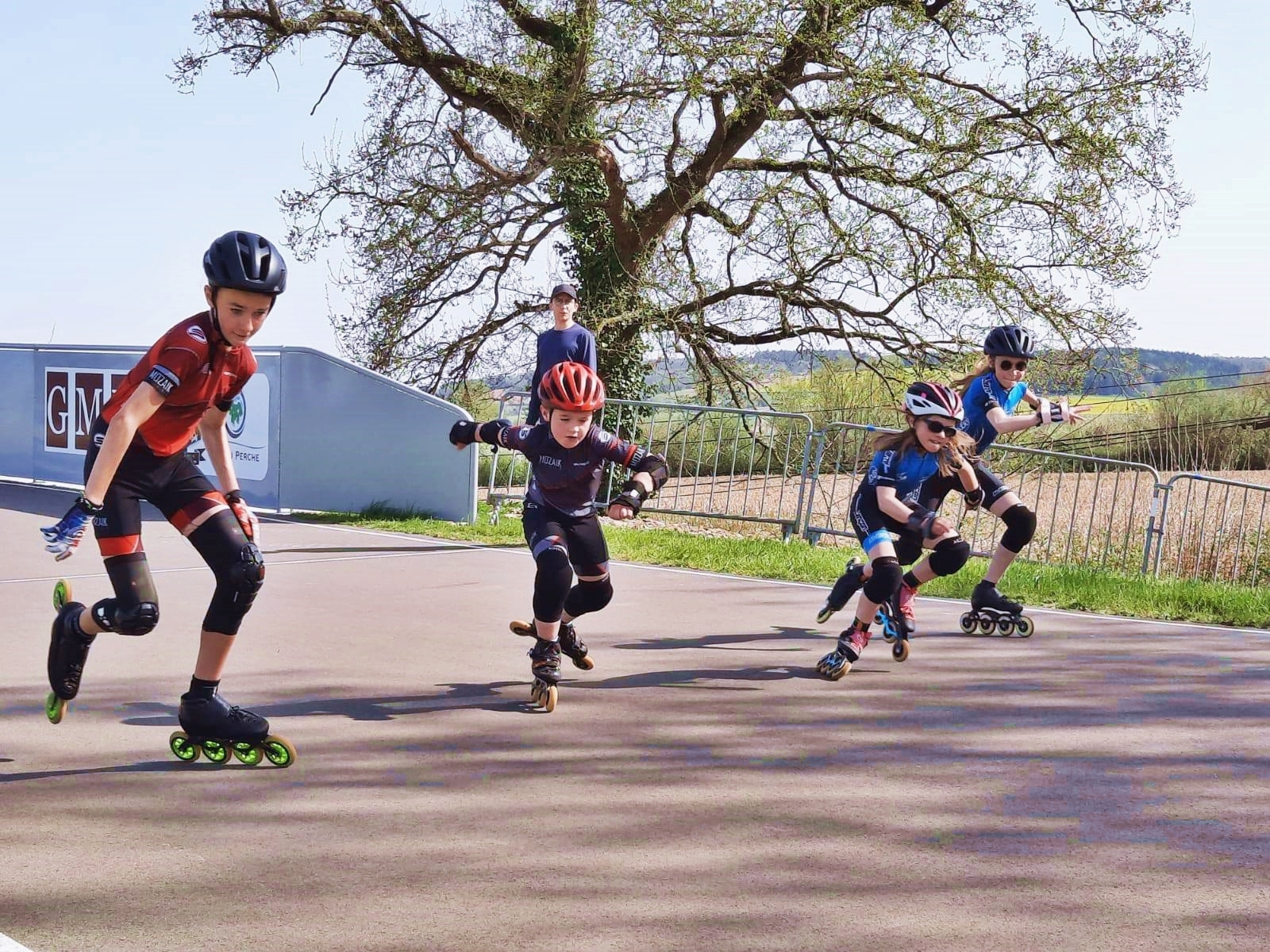4 enfants font du roller sur la piste de roller Michel Touchard
