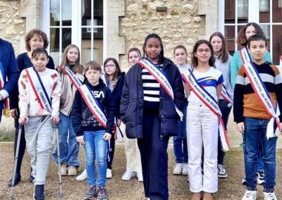 Photo de groupe du Conseil municipal des jeunes de Val-au-Perche avec le Maire