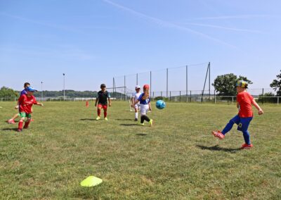 Enfants jouents au football avec le club de Val-au-Perche