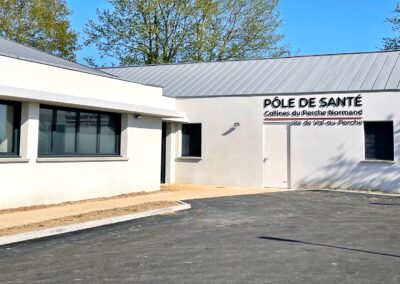 Devanture du Pôle Santé de Val-au-Perche