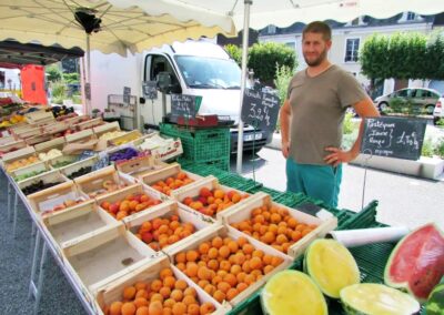 Stand - Fruits et légumes. Saïd Chelli de Thorigné-sur-Dué vend des fruits et des légumes, tout au long de l’année