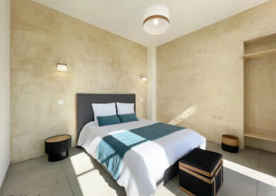 Intérieur du Gîte communal de la Pierre Procureuse à Gémages - Chambre lit double - Décoration moderne