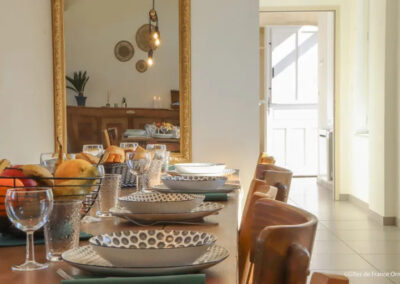 Intérieur du Gîte communal de la Pierre Procureuse à Gémages - Table à manger