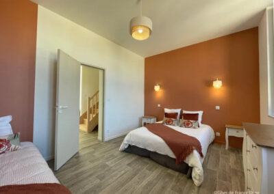Intérieur du Gîte communal de la Pierre Procureuse à Gémages - Chambre lit double - Décoration moderne