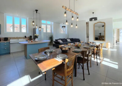 Intérieur du Gîte communal de la Pierre Procureuse à Gémages - Cuisine ouverte sur salle à manger et salon - décoration moderne