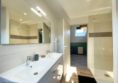 Intérieur du Gîte communal de la Pierre Procureuse à Gémages - Salle de bain avec douche et deux lavabos